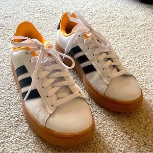 Adidas grand court shoe never been worn.